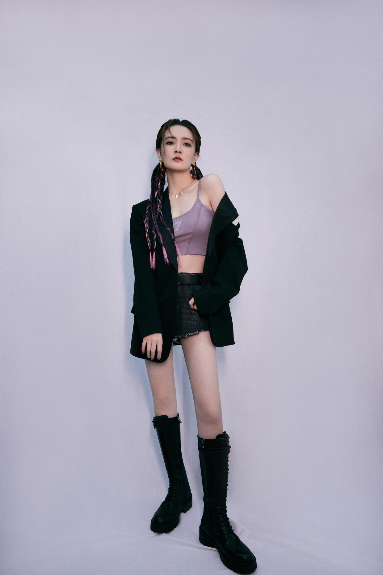 徐璐的气质感真好，把西装衬衫和T恤叠在一起穿，别说，还挺时尚