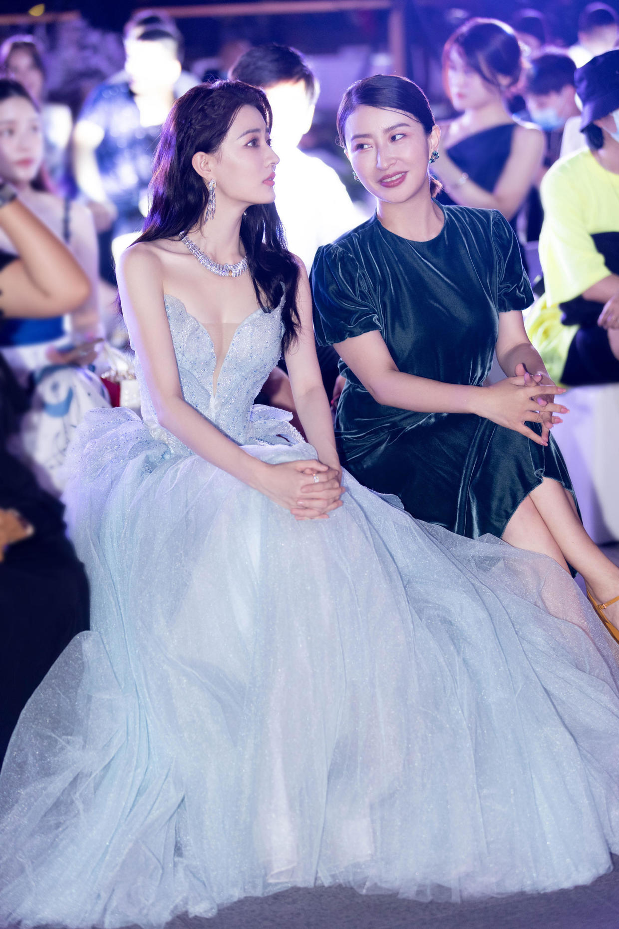 徐璐的气质感真好，把西装衬衫和T恤叠在一起穿，别说，还挺时尚