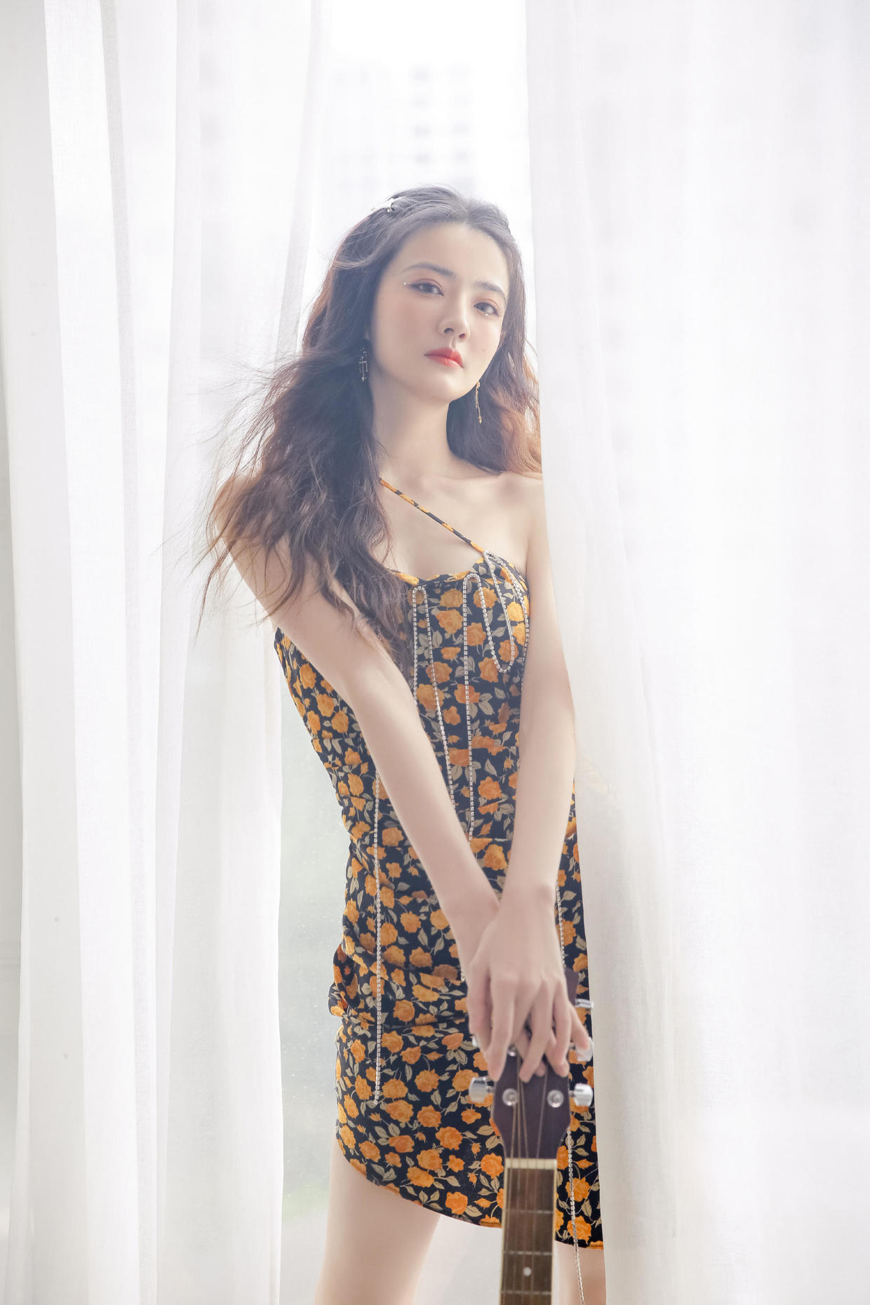 徐璐的气质感真好，把西装衬衫和T恤叠在一起穿，别说，还挺时尚