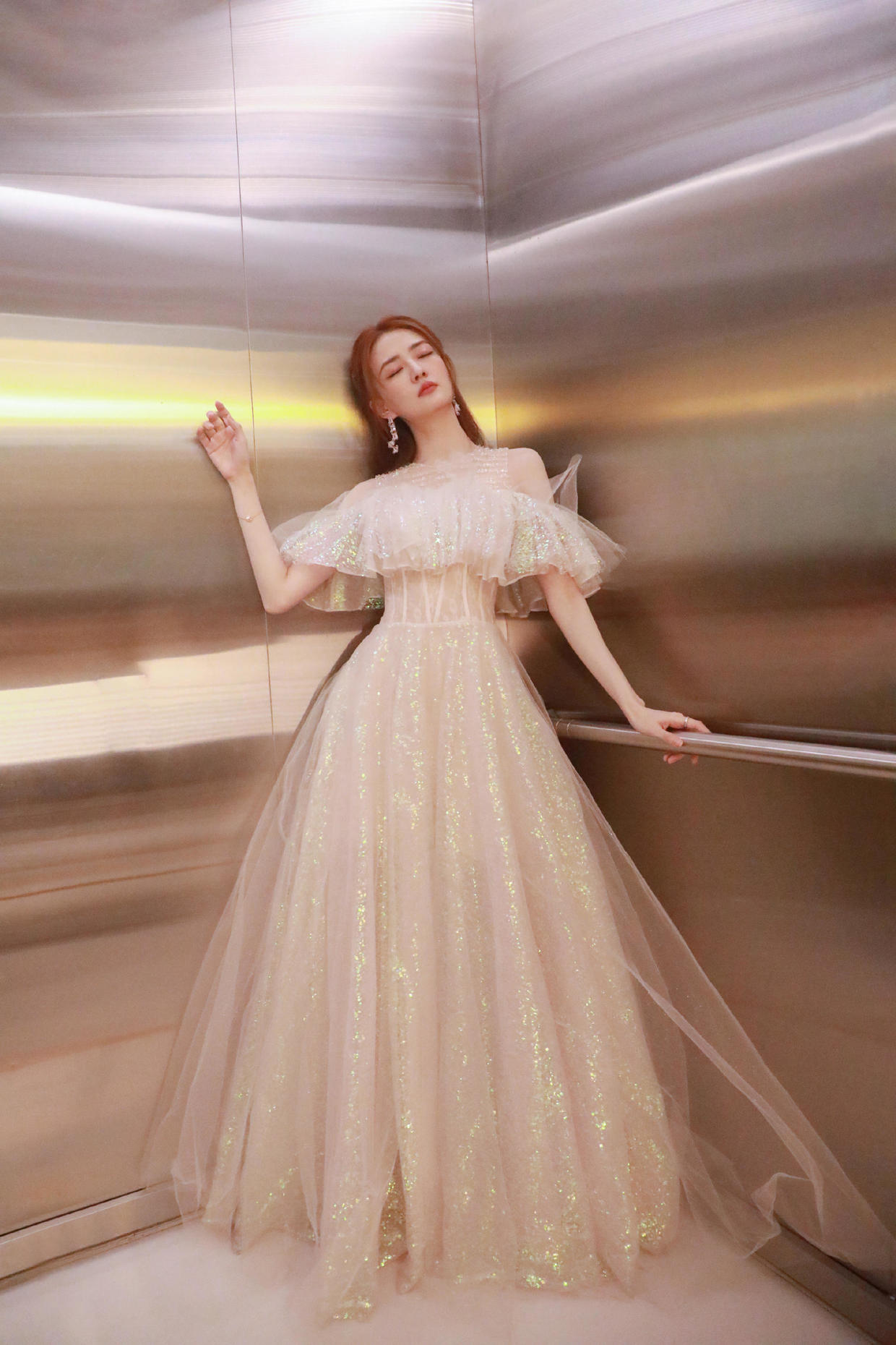 徐璐的气质感真好，把西装衬衫和T恤叠在一起穿，别说，还挺时尚