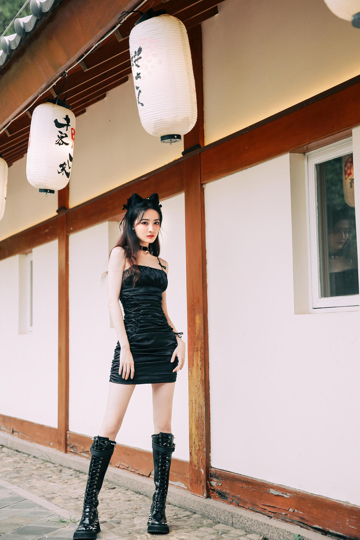 徐璐的气质感真好，把西装衬衫和T恤叠在一起穿，别说，还挺时尚