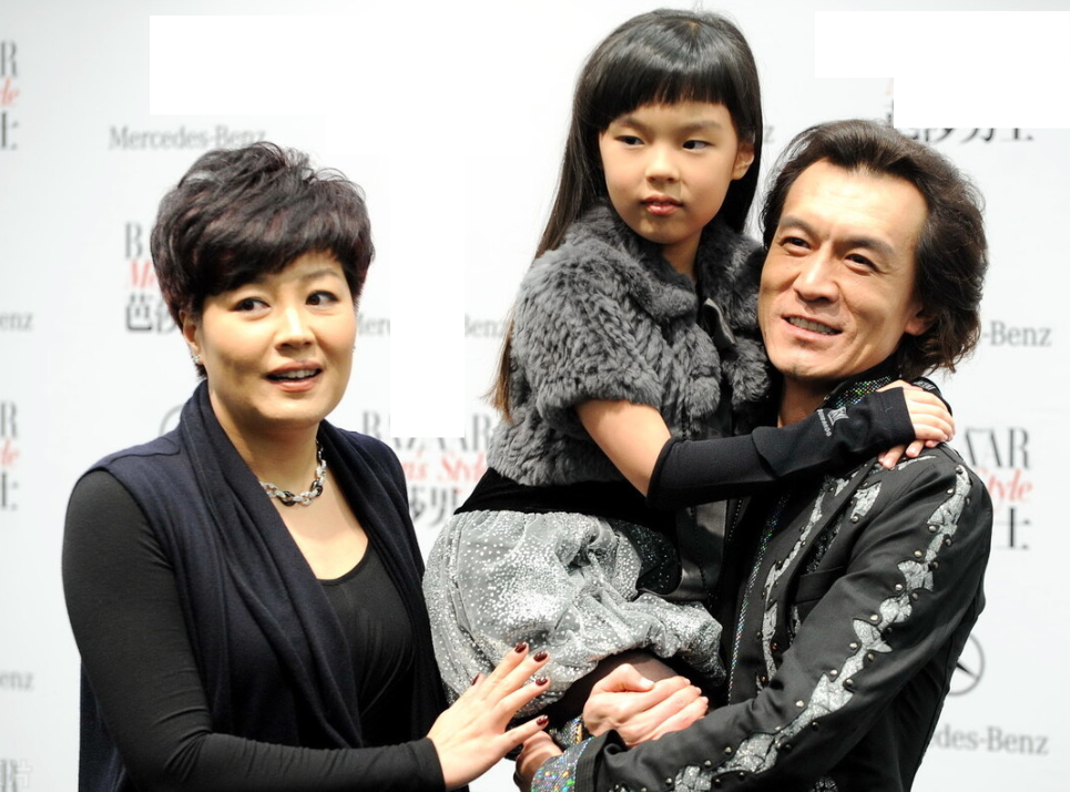 8位女比父丑的星二代，小眼睛、塌鼻梁、黑皮肤，跟爸爸不能比