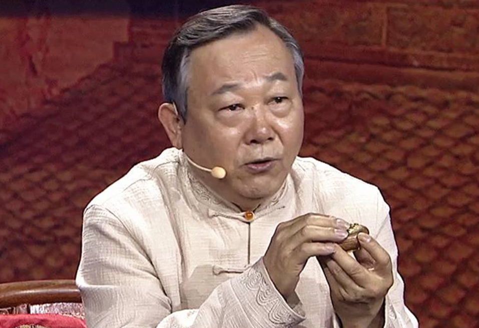 1994年男子花300元买了个石头,放厕所当灯用,专家强烈要求上交休闲区蓝鸢梦想 - Www.slyday.coM 1994年男子花300元买了个石头,放厕所当灯用,专家强烈要求上交休闲区蓝鸢梦想 - Www.slyday.coM