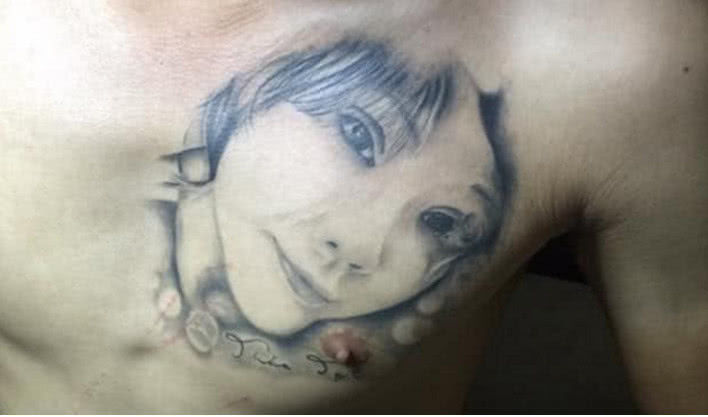 小伙将女友照片纹在胸口分手后小伙后悔纹身结果让人想笑