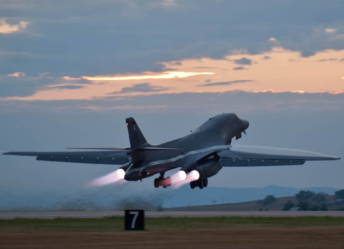 2架“枪骑兵”飞近<a href=