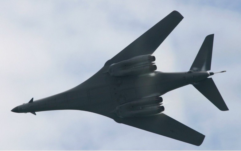 2架“枪骑兵”飞近<a href=