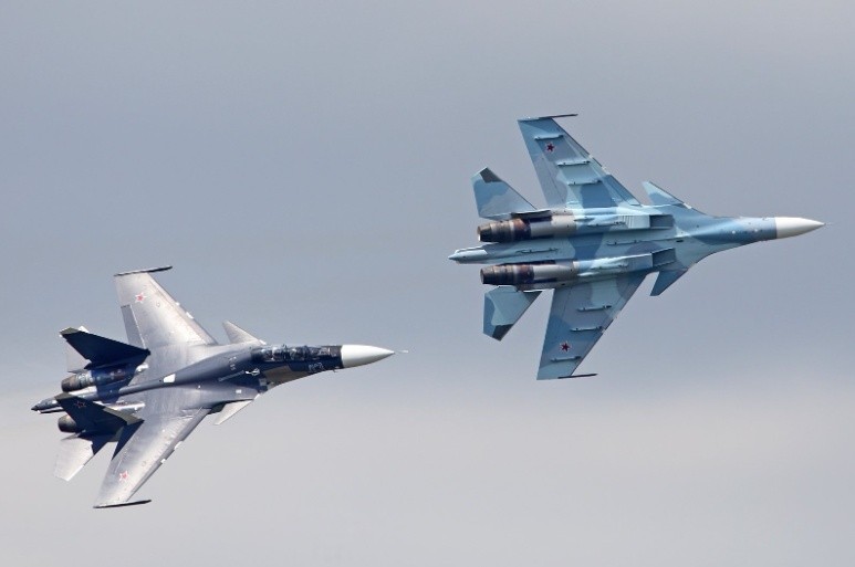 2架“枪骑兵”飞近<a href=