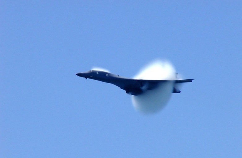 2架“枪骑兵”飞近<a href=