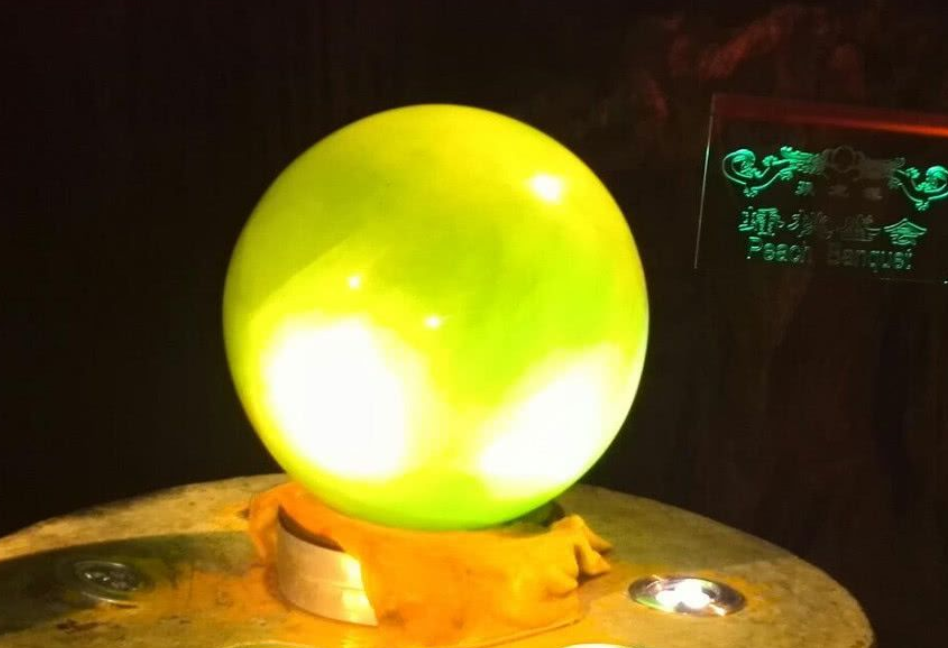 1994年男子花300元买了个石头,放厕所当灯用,专家强烈要求上交休闲区蓝鸢梦想 - Www.slyday.coM 1994年男子花300元买了个石头,放厕所当灯用,专家强烈要求上交休闲区蓝鸢梦想 - Www.slyday.coM