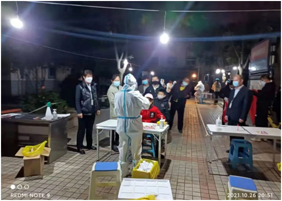 中房物业物管人员奔波在一线,协助相关部门在所管社区开展核酸检测