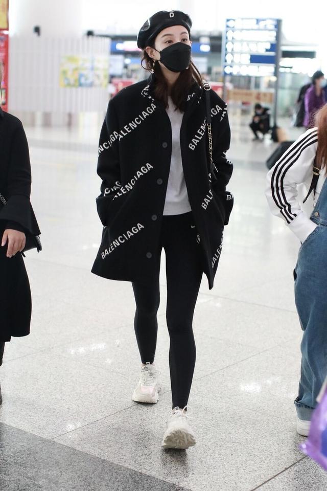 阔腿裤已过时,时髦女人都在用这条裤子搭外套,穿出满满活力感 阔腿裤已过时,时髦女人都在用这条裤子搭外套,穿出满满活力感