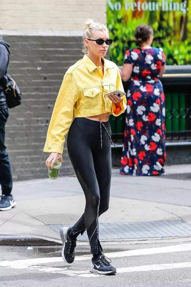 阔腿裤已过时,时髦女人都在用这条裤子搭外套,穿出满满活力感 阔腿裤已过时,时髦女人都在用这条裤子搭外套,穿出满满活力感