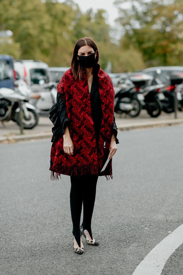 阔腿裤已过时,时髦女人都在用这条裤子搭外套,穿出满满活力感 阔腿裤已过时,时髦女人都在用这条裤子搭外套,穿出满满活力感