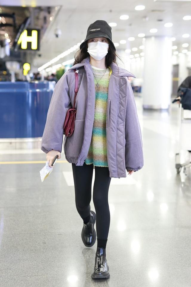 阔腿裤已过时,时髦女人都在用这条裤子搭外套,穿出满满活力感 阔腿裤已过时,时髦女人都在用这条裤子搭外套,穿出满满活力感