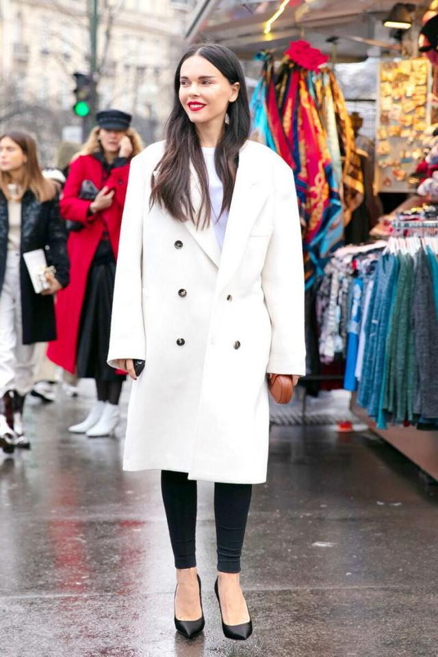 阔腿裤已过时,时髦女人都在用这条裤子搭外套,穿出满满活力感 阔腿裤已过时,时髦女人都在用这条裤子搭外套,穿出满满活力感