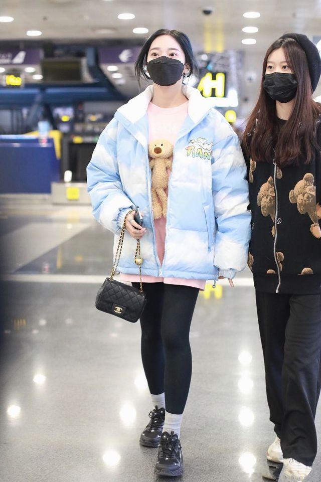 阔腿裤已过时,时髦女人都在用这条裤子搭外套,穿出满满活力感 阔腿裤已过时,时髦女人都在用这条裤子搭外套,穿出满满活力感