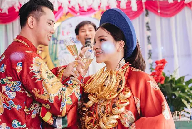 越南一对新人结婚，婆婆送海量金手镯和百亿钻石首饰