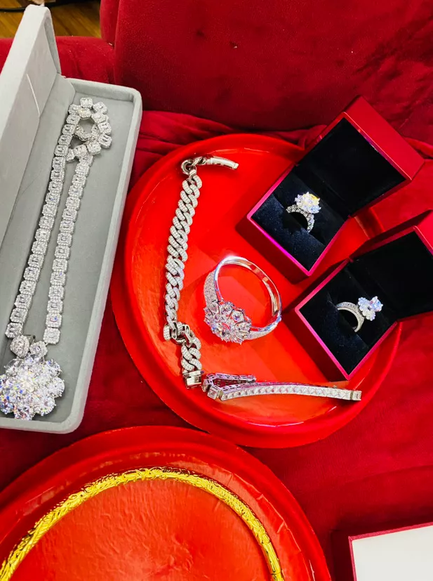 越南一对新人结婚，婆婆送海量金手镯和百亿钻石首饰
