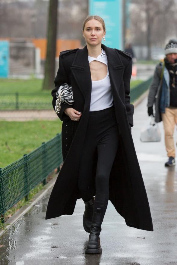 阔腿裤已过时,时髦女人都在用这条裤子搭外套,穿出满满活力感 阔腿裤已过时,时髦女人都在用这条裤子搭外套,穿出满满活力感