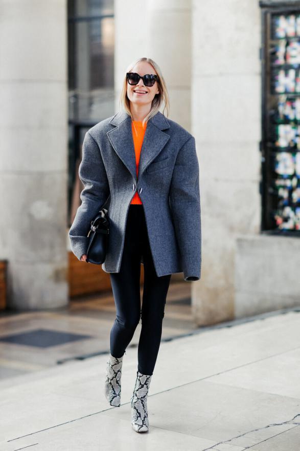 阔腿裤已过时,时髦女人都在用这条裤子搭外套,穿出满满活力感 阔腿裤已过时,时髦女人都在用这条裤子搭外套,穿出满满活力感