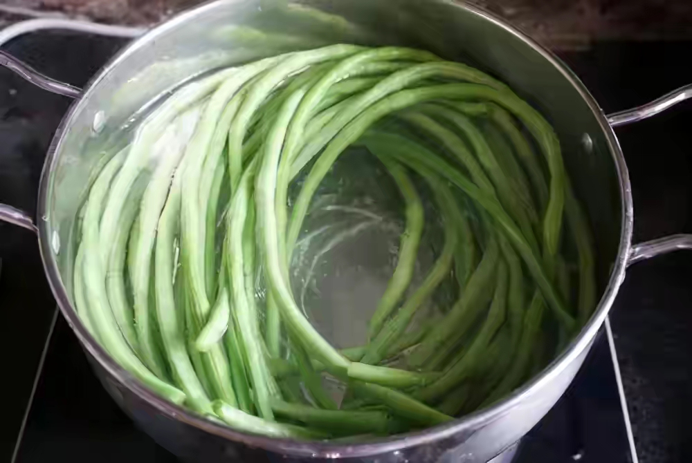 晒干豆角,牢记别直接晒,80岁老奶奶教您一招,放一年也不坏 晒干豆角,牢记别直接晒,80岁老奶奶教您一招,放一年也不坏