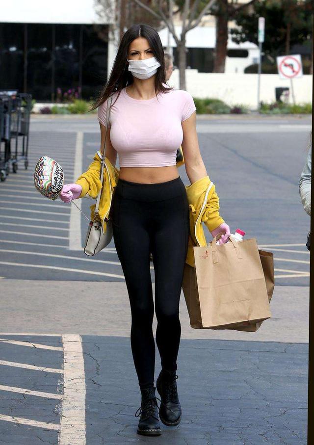 阔腿裤已过时,时髦女人都在用这条裤子搭外套,穿出满满活力感 阔腿裤已过时,时髦女人都在用这条裤子搭外套,穿出满满活力感