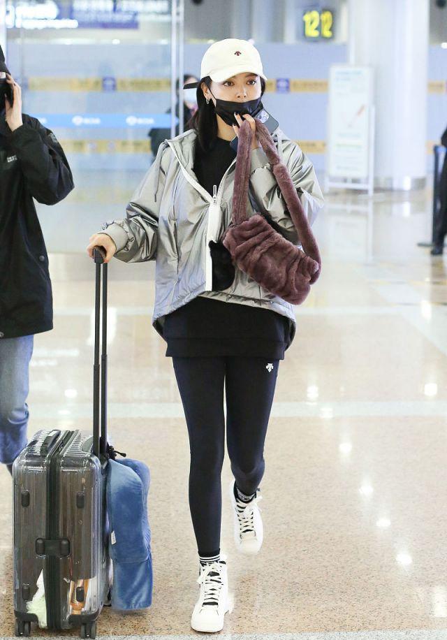 阔腿裤已过时,时髦女人都在用这条裤子搭外套,穿出满满活力感 阔腿裤已过时,时髦女人都在用这条裤子搭外套,穿出满满活力感