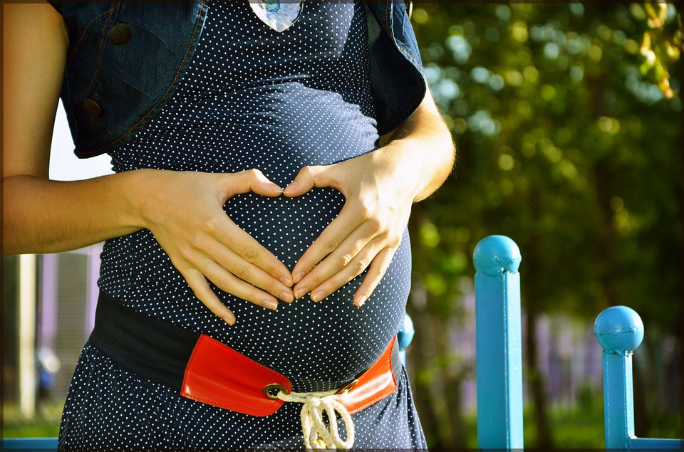 准妈妈孕期水肿，做这 2个小动作就能拯救！