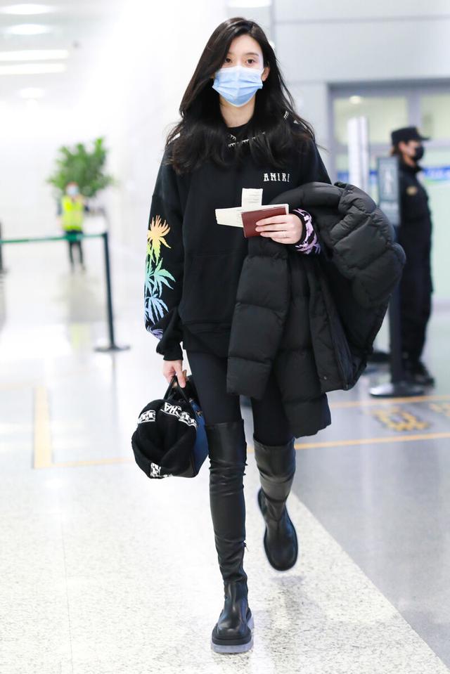 阔腿裤已过时,时髦女人都在用这条裤子搭外套,穿出满满活力感 阔腿裤已过时,时髦女人都在用这条裤子搭外套,穿出满满活力感