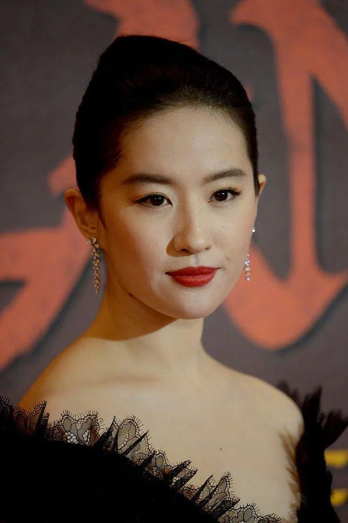 发腮比发福可怕！8位因发腮颜值暴跌的明星，对比堪比“毁容”