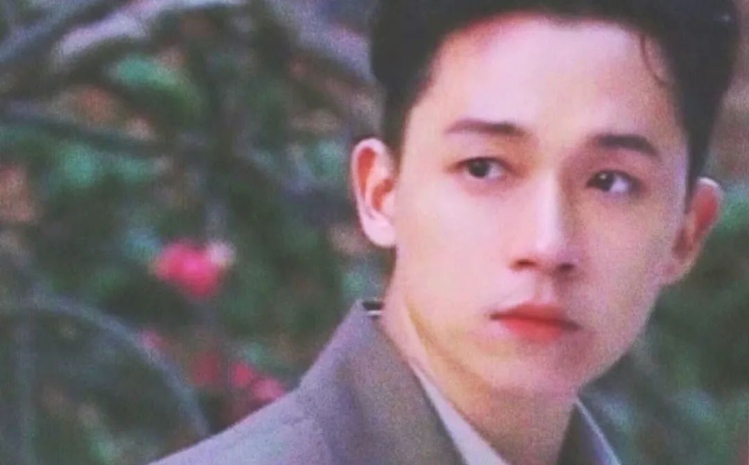 发腮比发福可怕！8位因发腮颜值暴跌的明星，对比堪比“毁容”