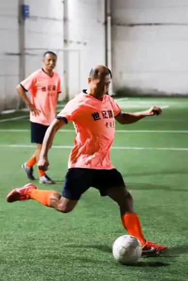 大连业余足球强强对决,老顽童足球队PK嘴炮儿队!比赛友好和谐 大连业余足球强强对决,老顽童足球队PK嘴炮儿队!比赛友好和谐