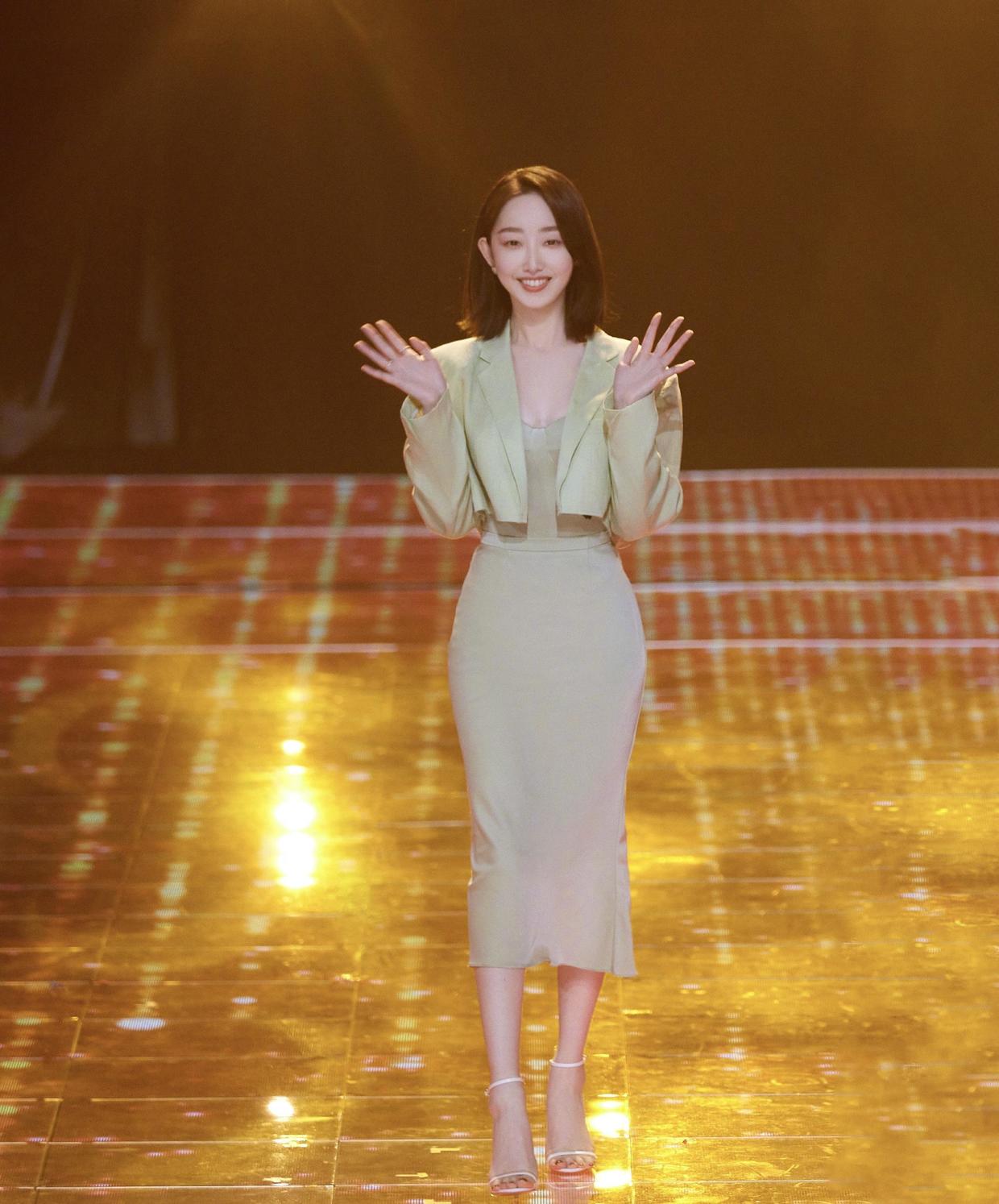 蒋梦婕的气质太高级了,穿浅绿色抹胸裙配短西装,身材不输超模! 蒋梦婕的气质太高级了,穿浅绿色抹胸裙配短西装,身材不输超模!