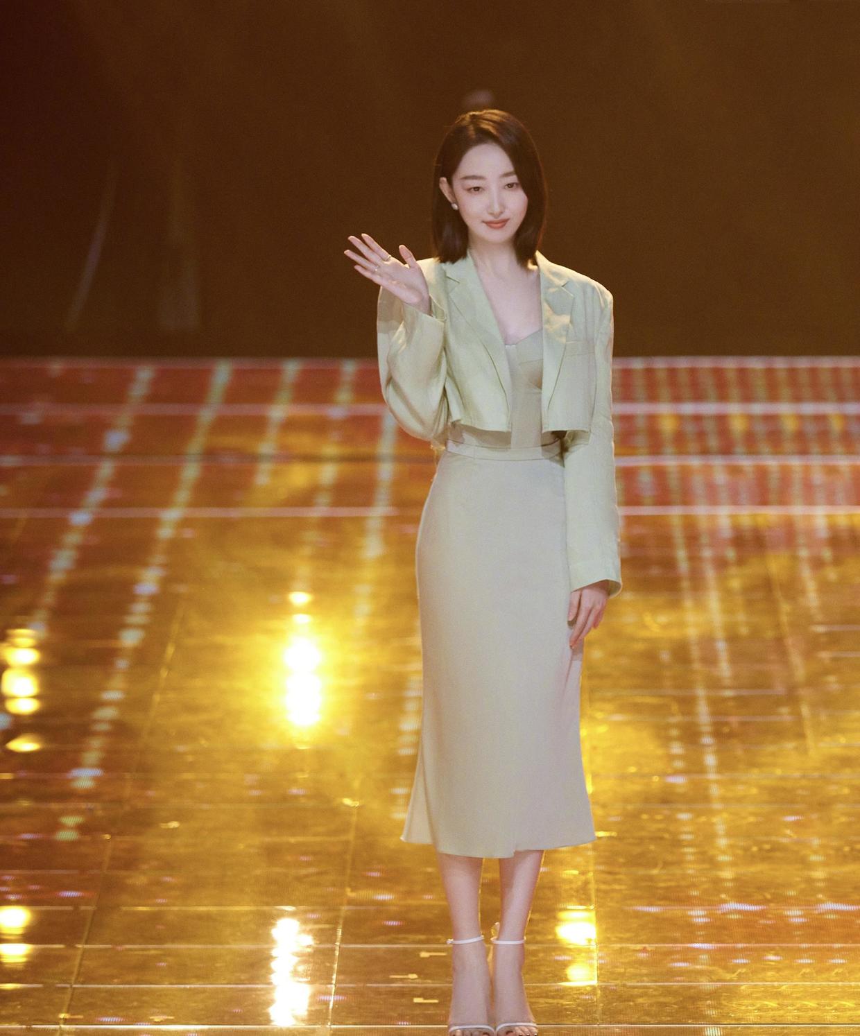 蒋梦婕的气质太高级了,穿浅绿色抹胸裙配短西装,身材不输超模! 蒋梦婕的气质太高级了,穿浅绿色抹胸裙配短西装,身材不输超模!