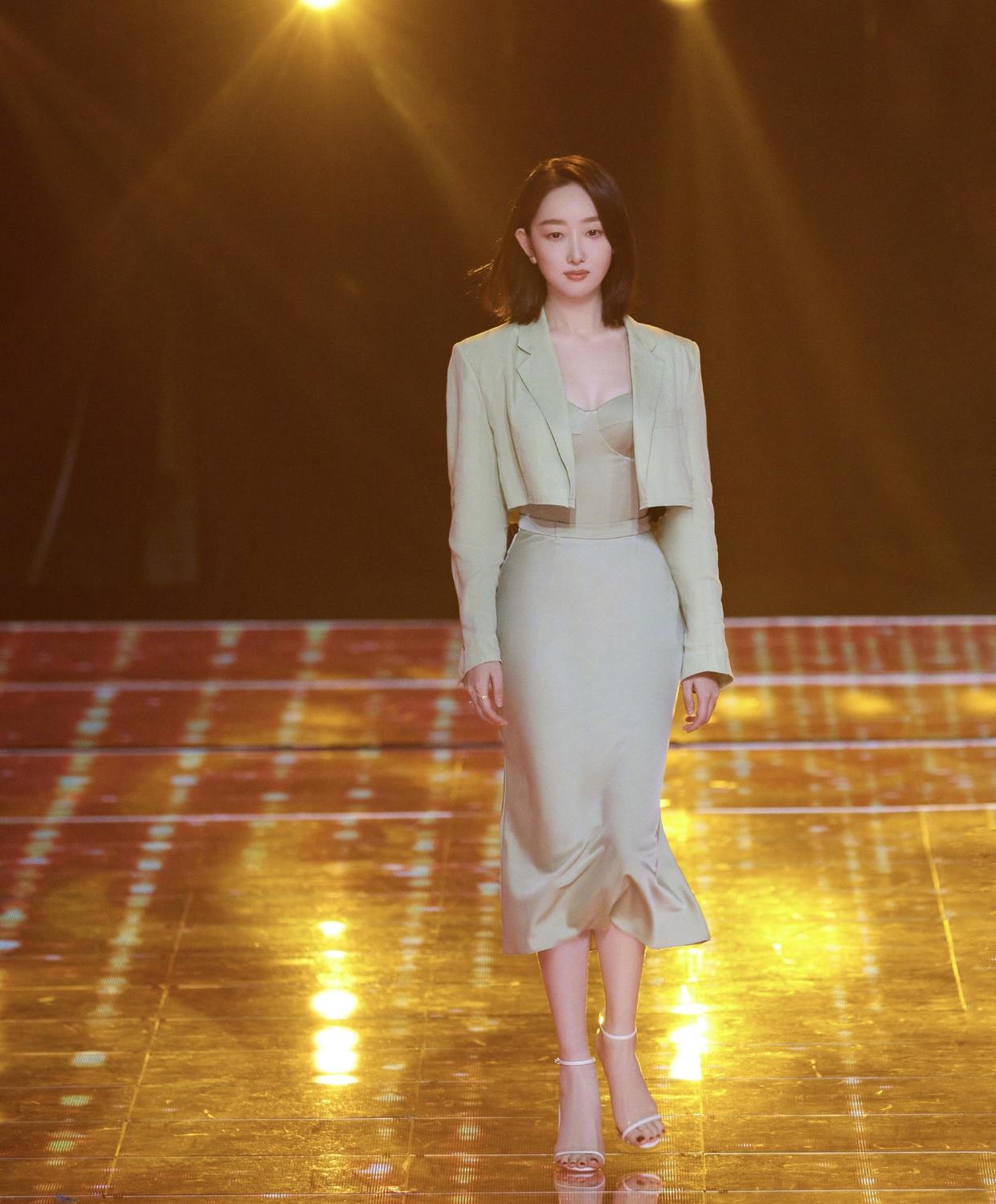 蒋梦婕的气质太高级了,穿浅绿色抹胸裙配短西装,身材不输超模! 蒋梦婕的气质太高级了,穿浅绿色抹胸裙配短西装,身材不输超模!