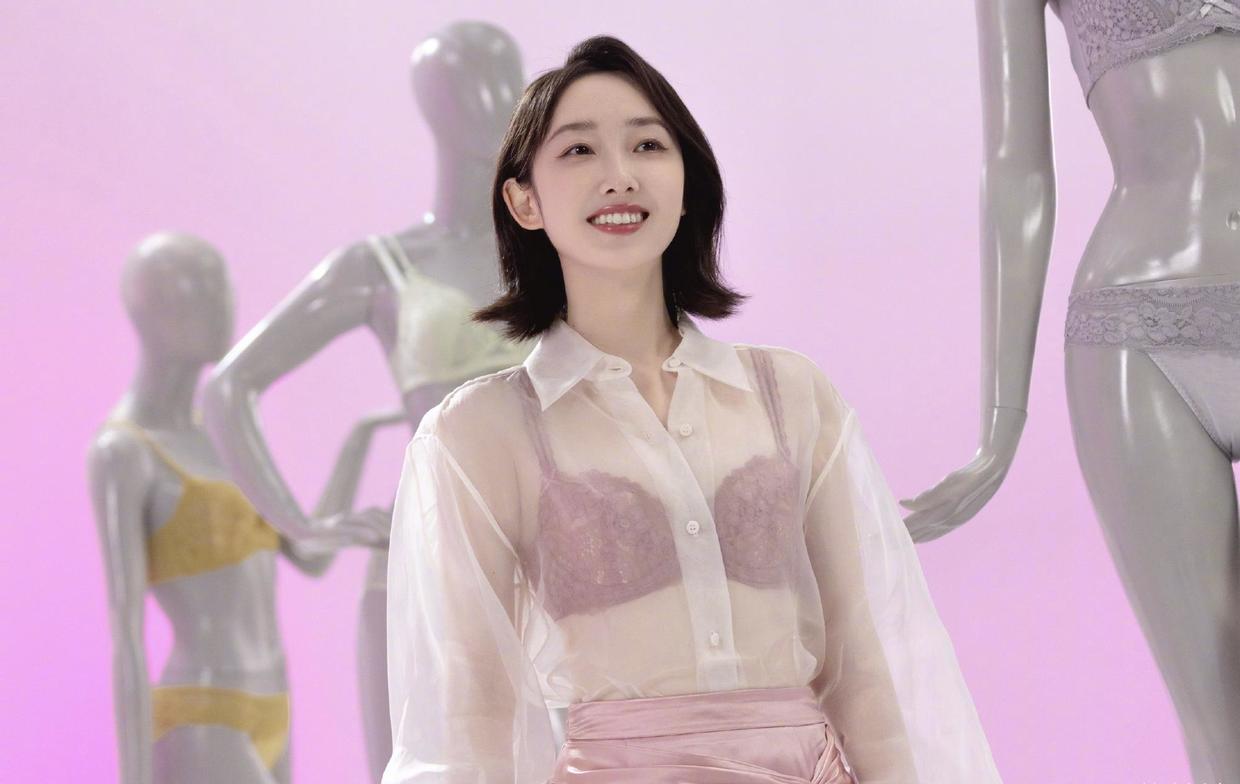 蒋梦婕的气质太高级了,穿浅绿色抹胸裙配短西装,身材不输超模! 蒋梦婕的气质太高级了,穿浅绿色抹胸裙配短西装,身材不输超模!