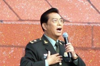 82岁李双江带老婆聚餐梦鸽当场献唱人美声甜气质出众获追捧