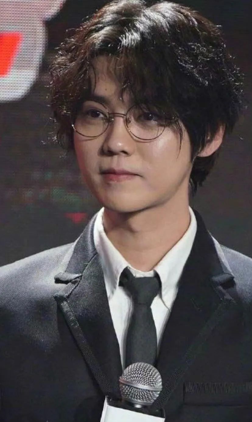 发腮比发福可怕！8位因发腮颜值暴跌的明星，对比堪比“毁容”