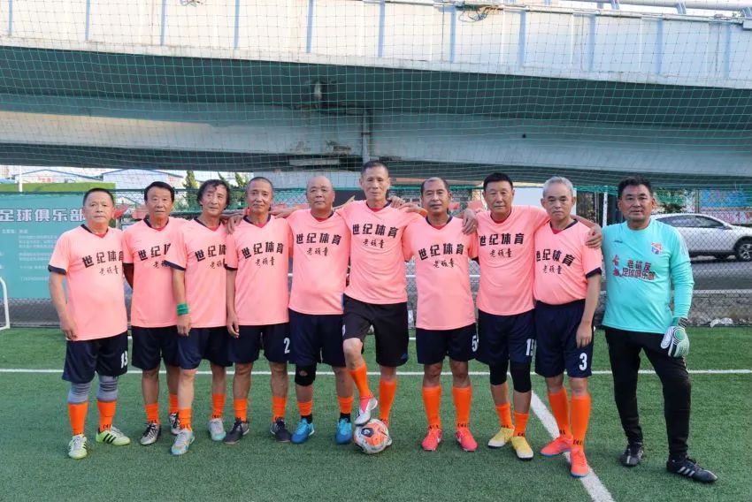 大连业余足球强强对决,老顽童足球队PK嘴炮儿队!比赛友好和谐 大连业余足球强强对决,老顽童足球队PK嘴炮儿队!比赛友好和谐