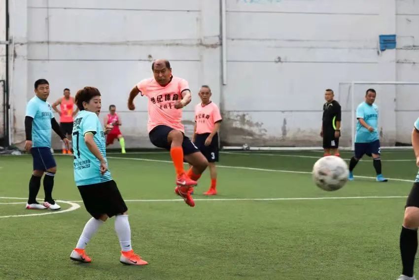 大连业余足球强强对决,老顽童足球队PK嘴炮儿队!比赛友好和谐 大连业余足球强强对决,老顽童足球队PK嘴炮儿队!比赛友好和谐