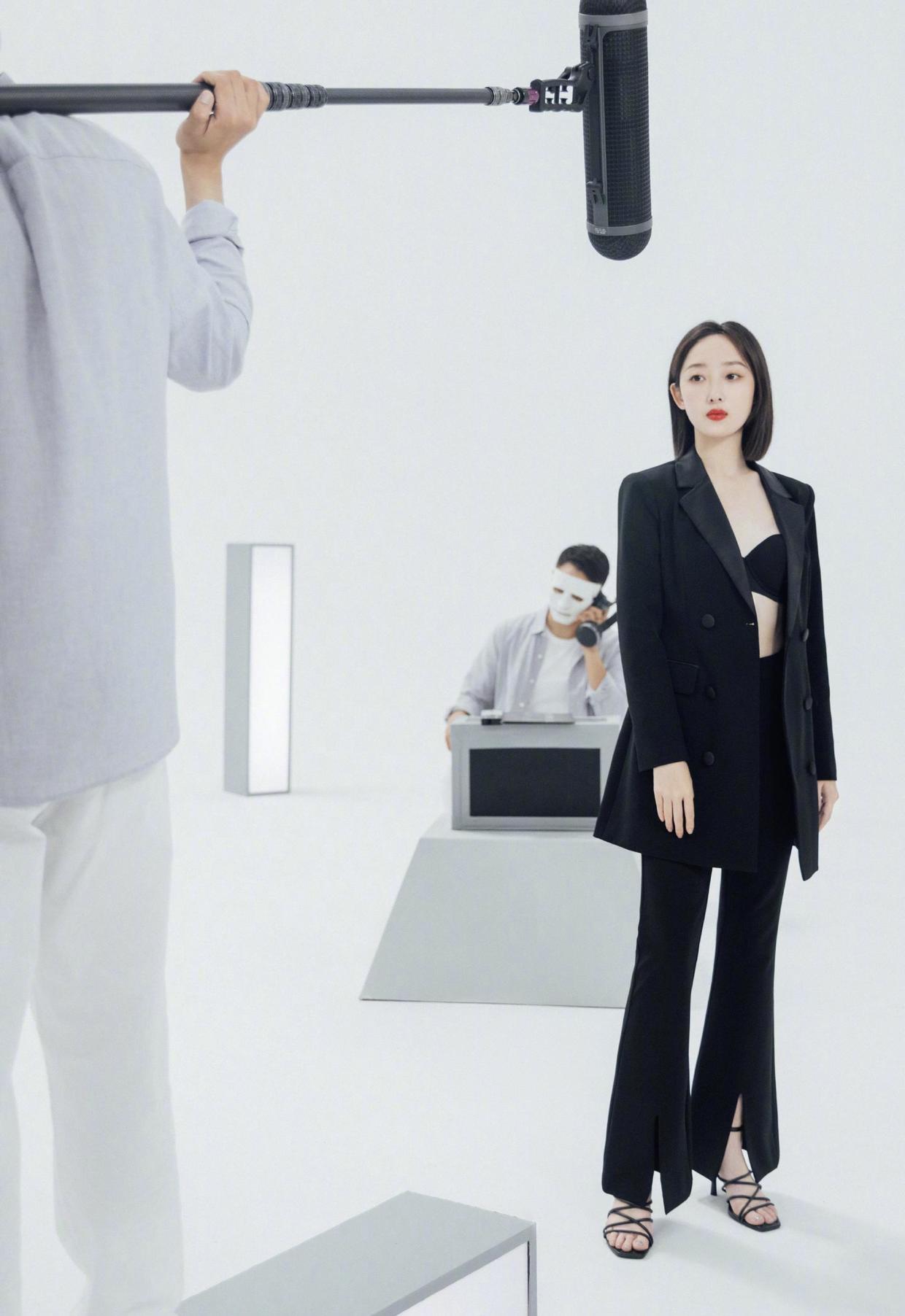 蒋梦婕的气质太高级了,穿浅绿色抹胸裙配短西装,身材不输超模! 蒋梦婕的气质太高级了,穿浅绿色抹胸裙配短西装,身材不输超模!