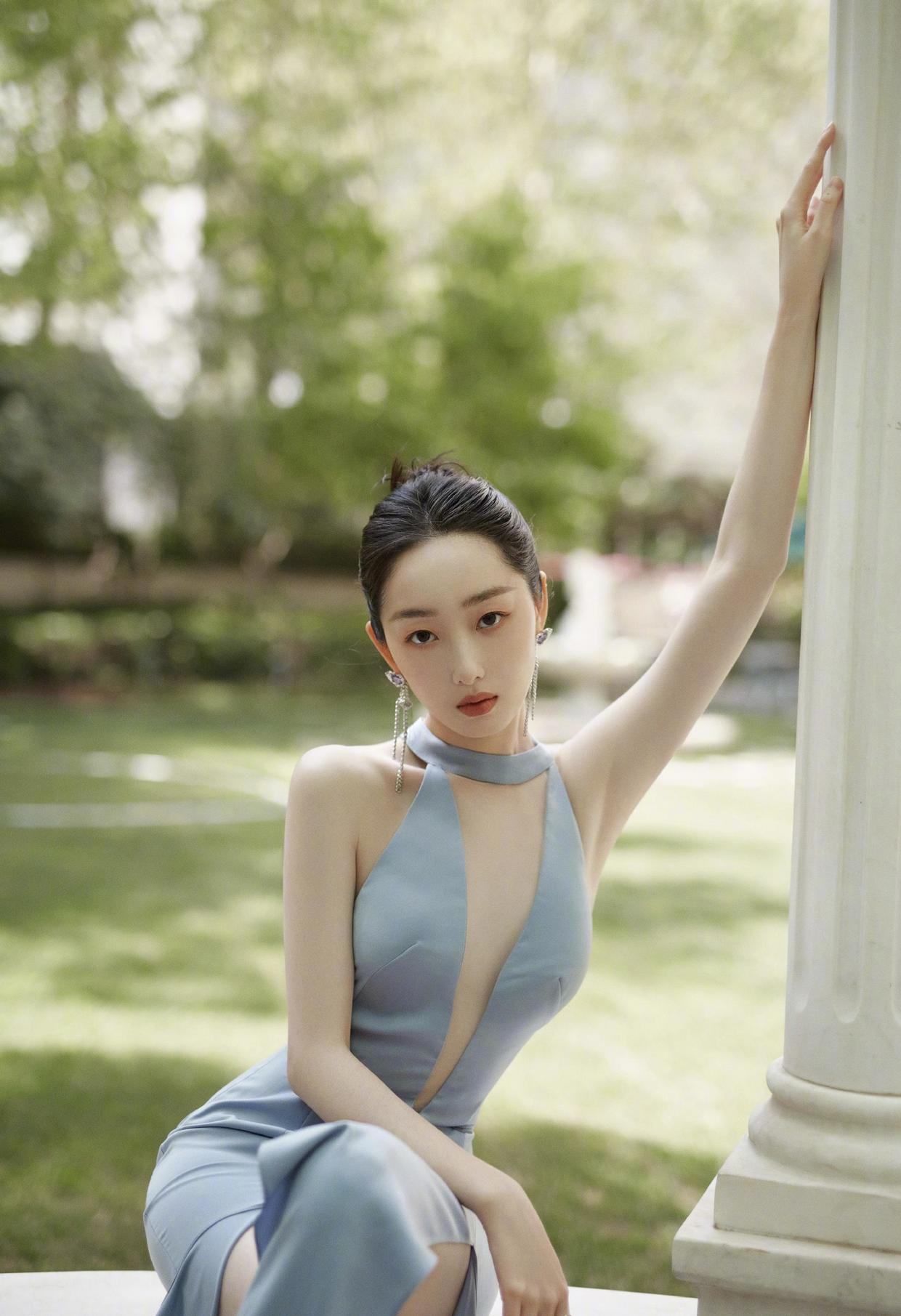 蒋梦婕的气质太高级了,穿浅绿色抹胸裙配短西装,身材不输超模! 蒋梦婕的气质太高级了,穿浅绿色抹胸裙配短西装,身材不输超模!