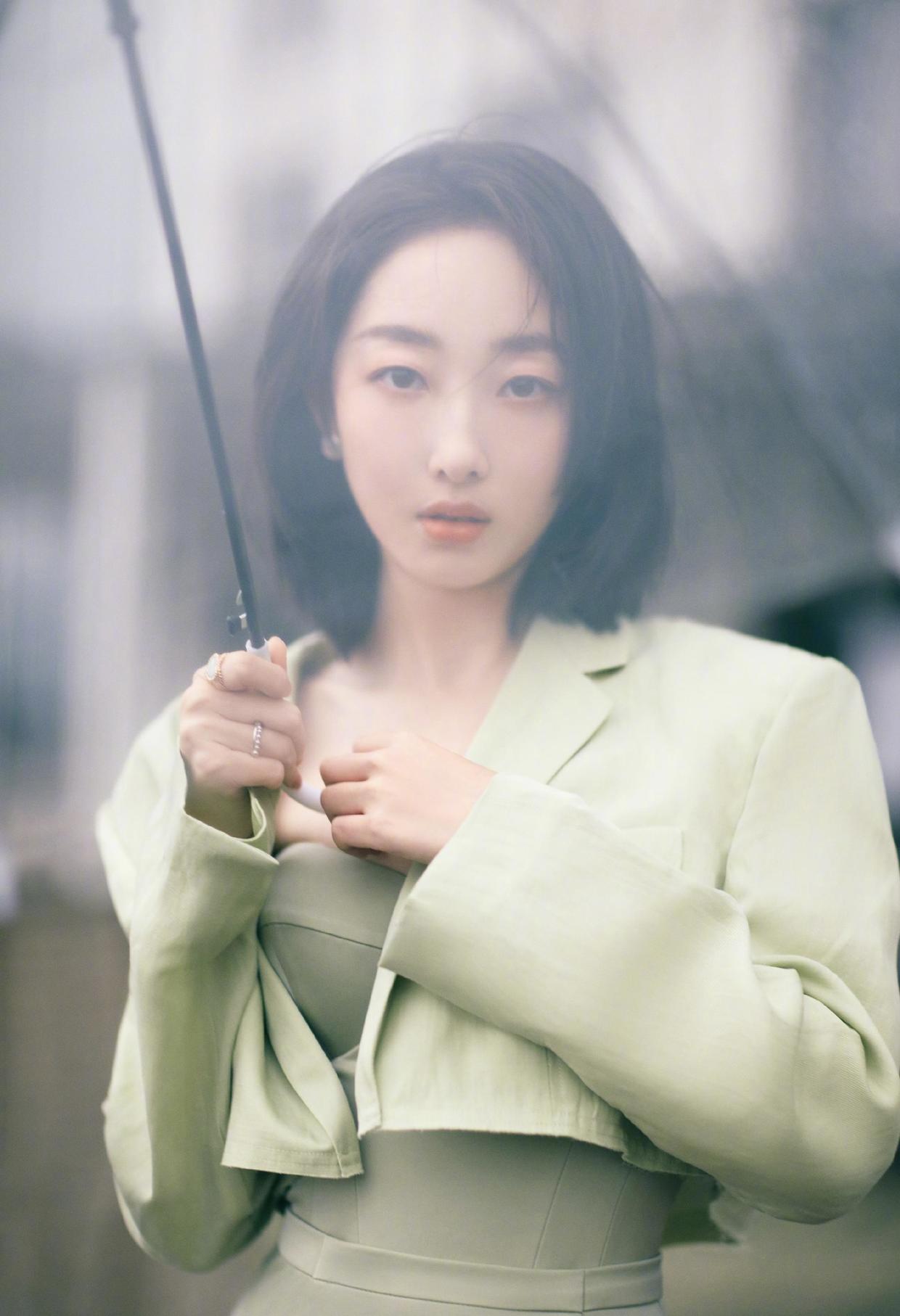 蒋梦婕的气质太高级了,穿浅绿色抹胸裙配短西装,身材不输超模! 蒋梦婕的气质太高级了,穿浅绿色抹胸裙配短西装,身材不输超模!