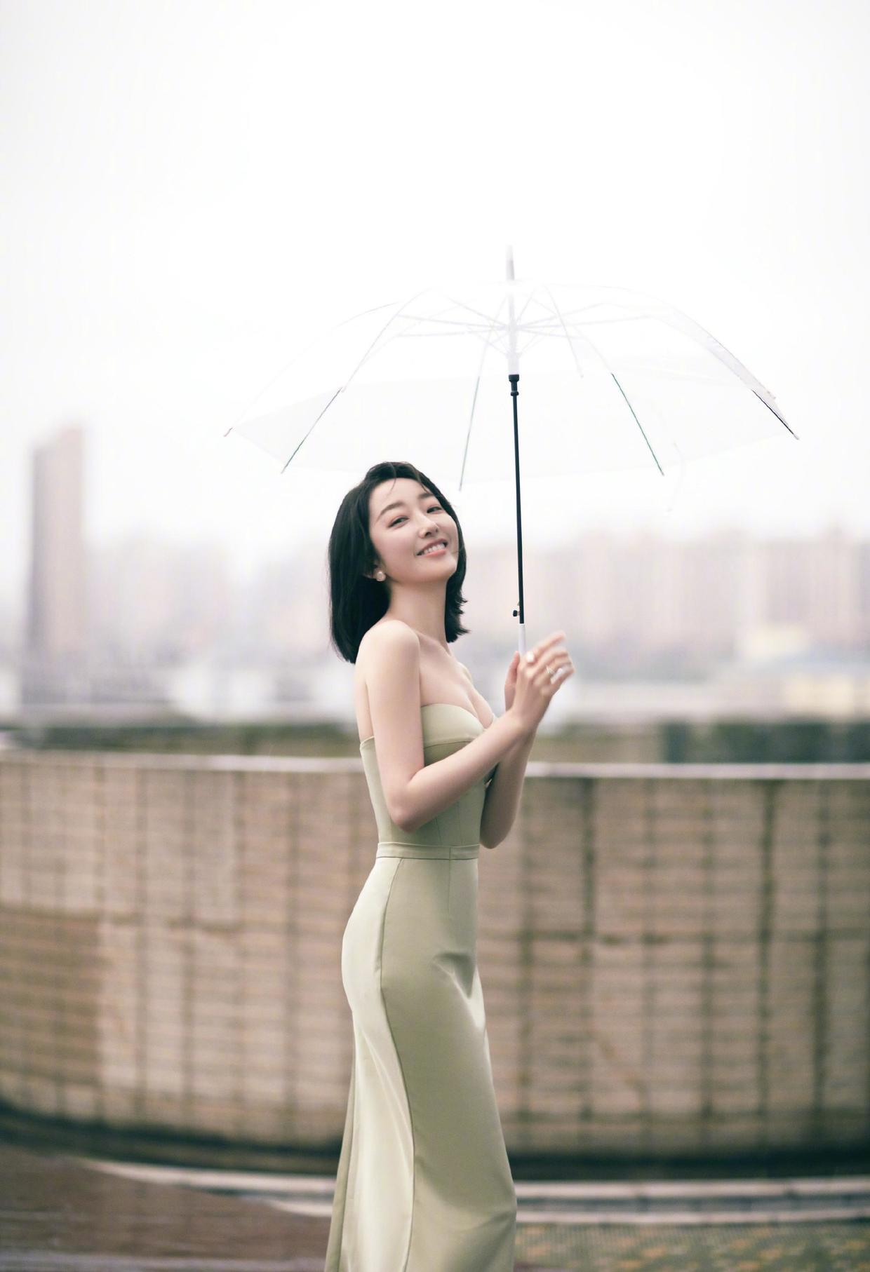 蒋梦婕的气质太高级了,穿浅绿色抹胸裙配短西装,身材不输超模! 蒋梦婕的气质太高级了,穿浅绿色抹胸裙配短西装,身材不输超模!