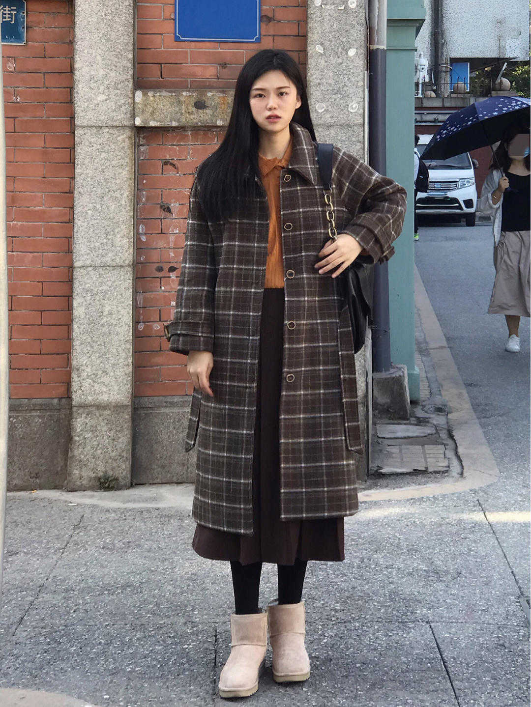 秋冬季节“大衣”怎么穿？搭配针织衫和半身裙优雅大气，高级时髦