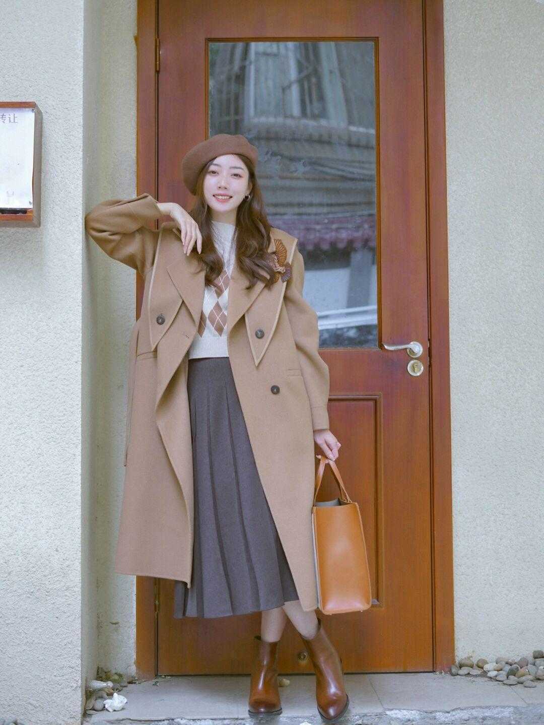 秋冬季节“大衣”怎么穿？搭配针织衫和半身裙优雅大气，高级时髦