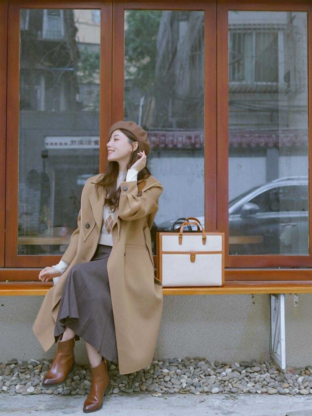 秋冬季节“大衣”怎么穿？搭配针织衫和半身裙优雅大气，高级时髦