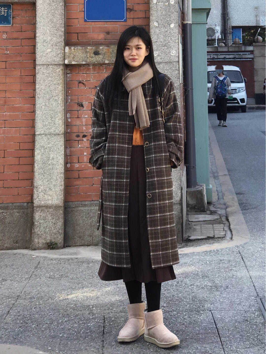 秋冬季节“大衣”怎么穿？搭配针织衫和半身裙优雅大气，高级时髦