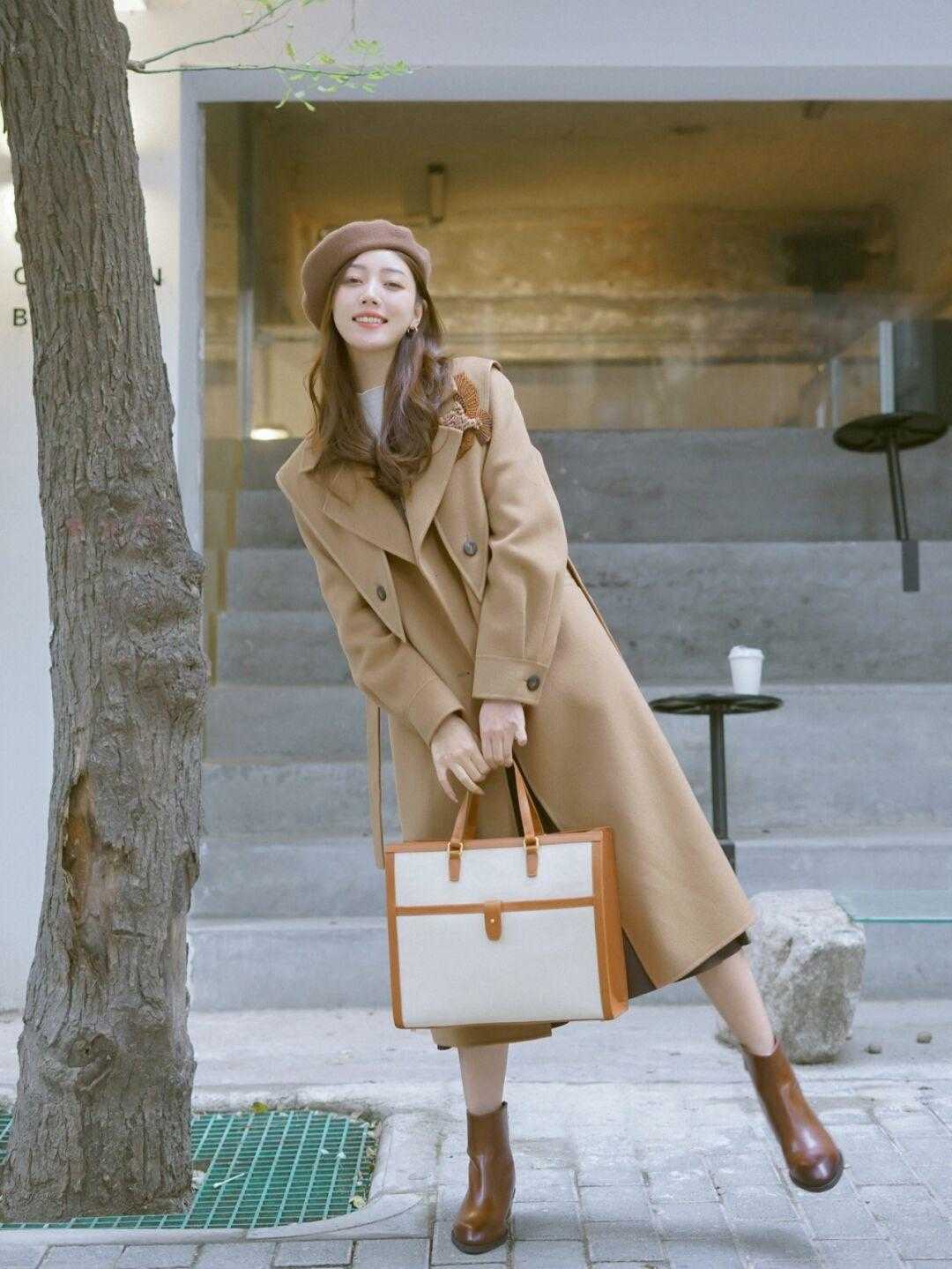 秋冬季节“大衣”怎么穿？搭配针织衫和半身裙优雅大气，高级时髦