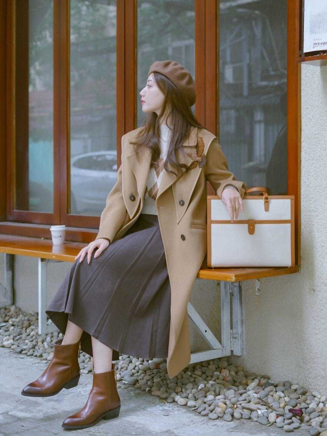 秋冬季节“大衣”怎么穿？搭配针织衫和半身裙优雅大气，高级时髦